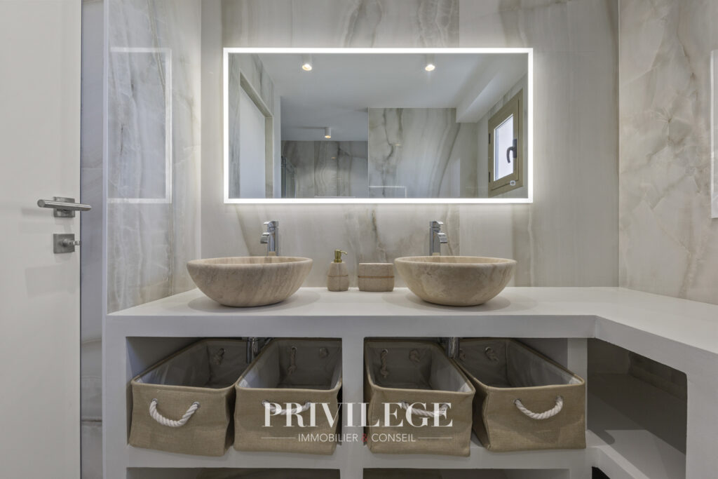 ANTIBES – Spacieux appartement – Vue Mer – 3 pièces – 2 chambres – 83.03 m²