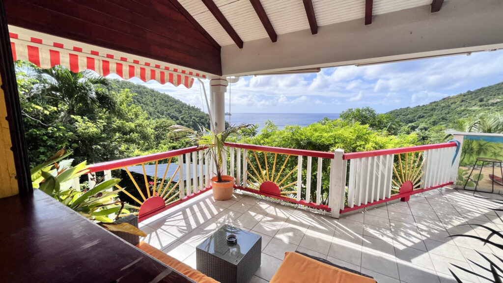 Les Saintes Terre-De-Bas, villa vue mer et piscine. – 4 pièces – 3 chambres – 110.77 m²