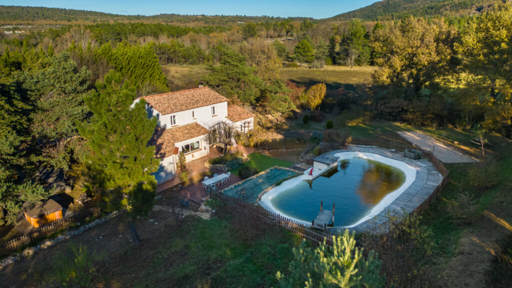 A vendre maison individuelle de 220 m2 à Mazaugues (83) terr – 6 pièces – 5 chambres – 220 m²