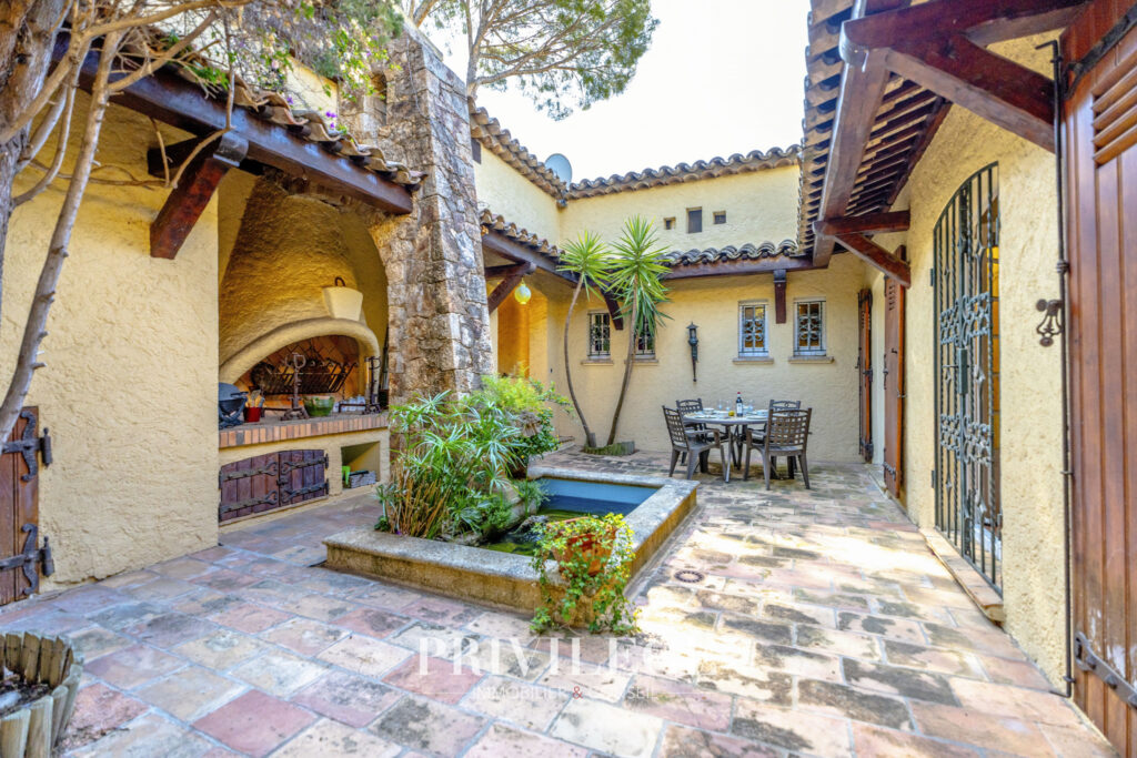 Villa provencale, avec des pierres apparentes, vue mer, quar – 9 pièces – 6 chambres – 300 m²