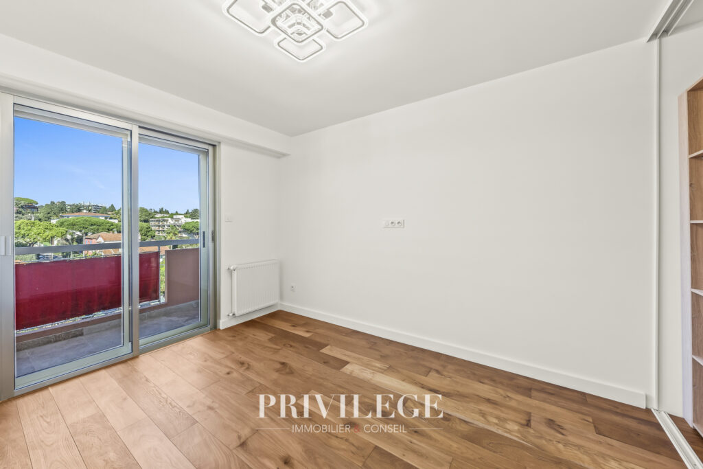 ANTIBES – Spacieux appartement – Vue Mer – 3 pièces – 2 chambres – 83.03 m²
