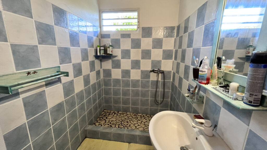 Les Saintes Terre-De-Bas, villa vue mer et piscine. – 4 pièces – 3 chambres – 110.77 m²