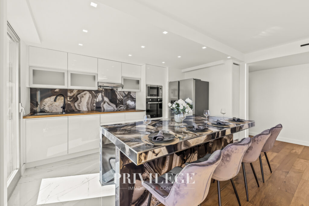 ANTIBES – Spacieux appartement – Vue Mer – 3 pièces – 2 chambres – 83.03 m²