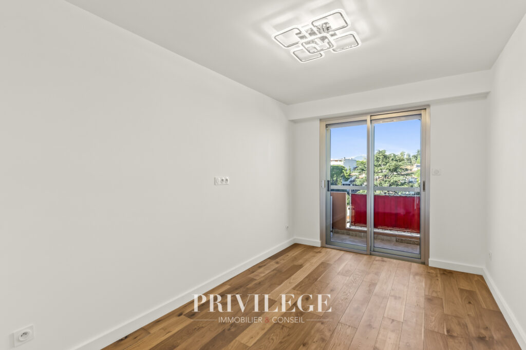 ANTIBES – Spacieux appartement – Vue Mer – 3 pièces – 2 chambres – 83.03 m²