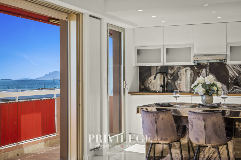 ANTIBES – Spacieux appartement – Vue Mer – 3 pièces – 2 chambres – 83.03 m²