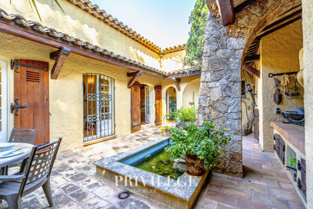 Villa provencale, avec des pierres apparentes, vue mer, quar – 9 pièces – 6 chambres – 300 m²