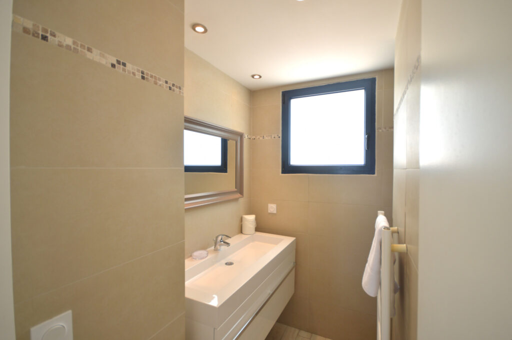 Villa d’architecte  vue mer panoramique -pieds dans l’eau  – 8 pièces – 4 chambres – 150 m²