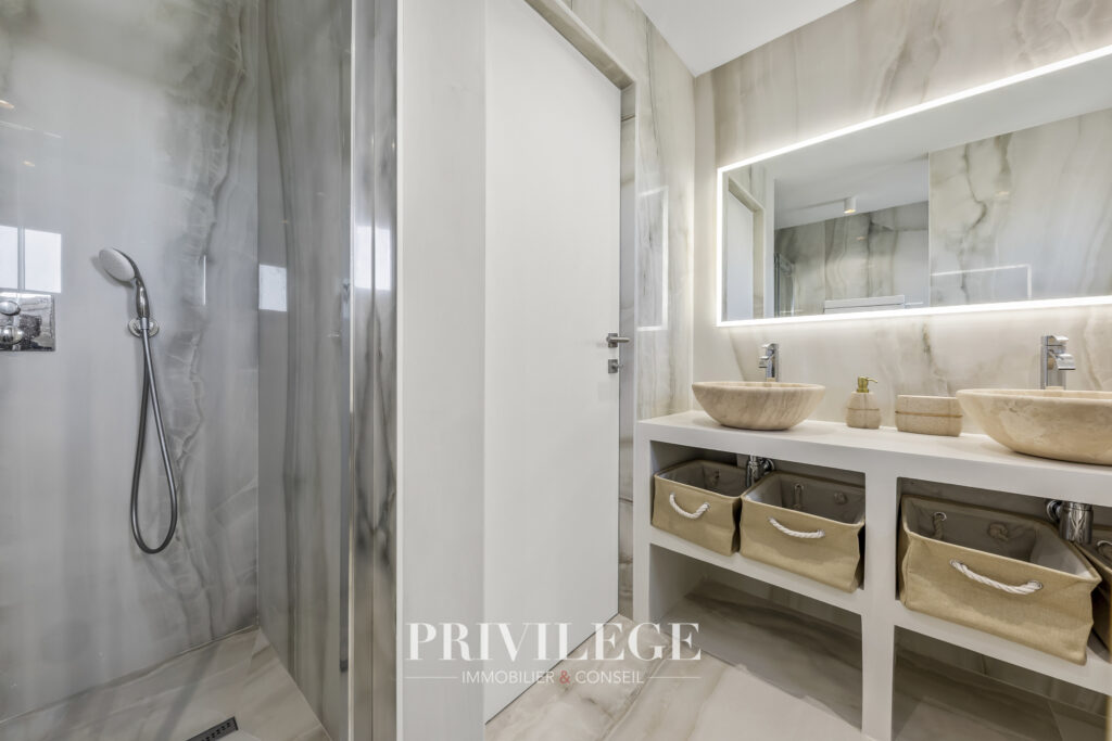 ANTIBES – Spacieux appartement – Vue Mer – 3 pièces – 2 chambres – 83.03 m²