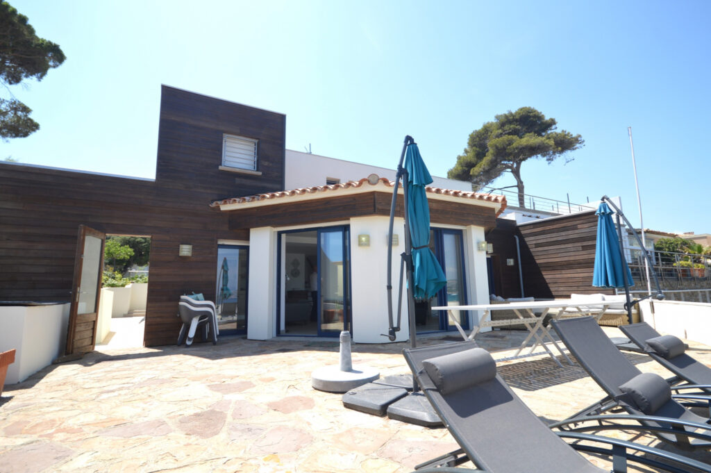 Villa d’architecte  vue mer panoramique -pieds dans l’eau  – 8 pièces – 4 chambres – 150 m²