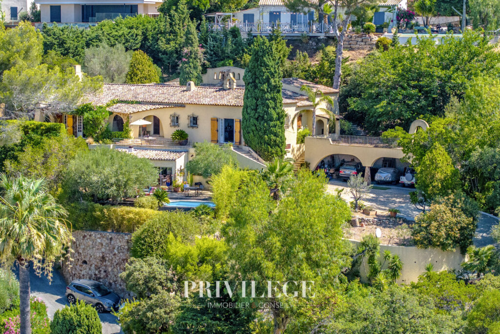 Villa provencale, avec des pierres apparentes, vue mer, quar – 9 pièces – 6 chambres – 300 m²