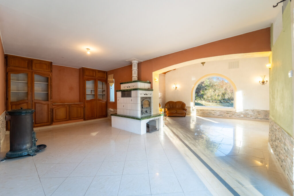 A vendre maison individuelle de 220 m2 à Mazaugues (83) terr – 6 pièces – 5 chambres – 220 m²