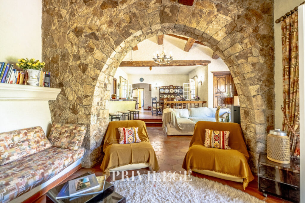 Villa provencale, avec des pierres apparentes, vue mer, quar – 9 pièces – 6 chambres – 300 m²