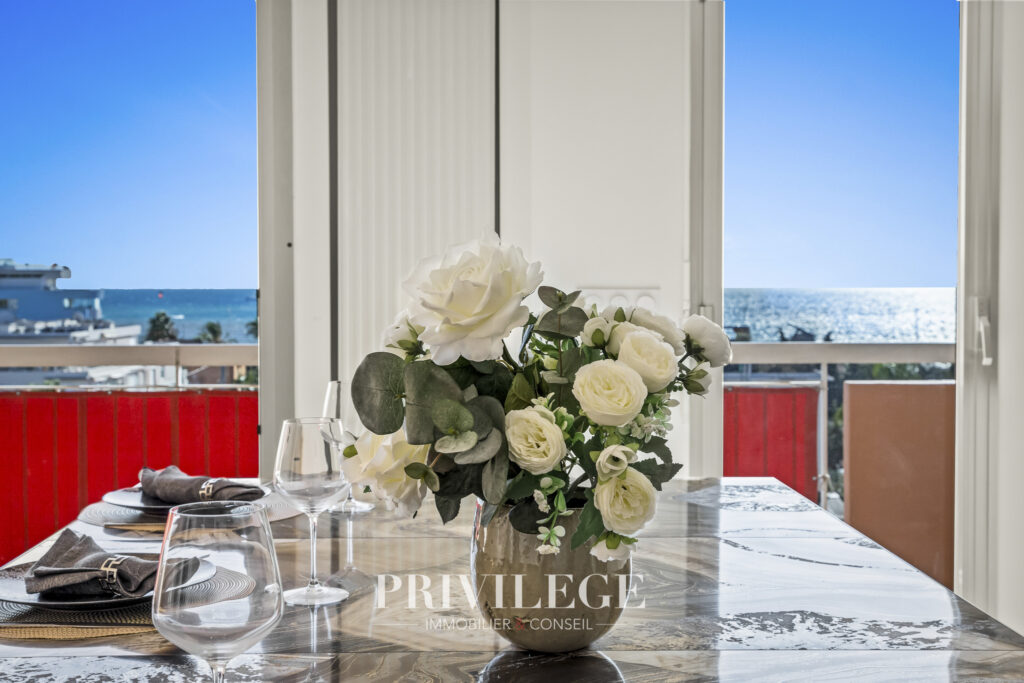 ANTIBES – Spacieux appartement – Vue Mer – 3 pièces – 2 chambres – 83.03 m²