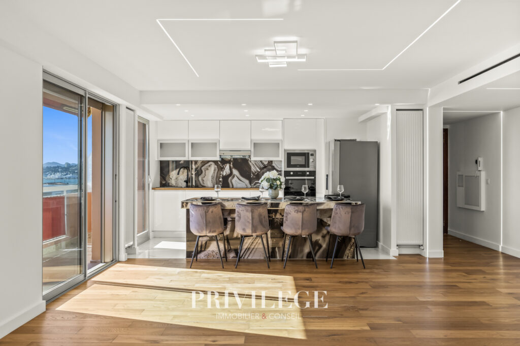 ANTIBES – Spacieux appartement – Vue Mer – 3 pièces – 2 chambres – 83.03 m²