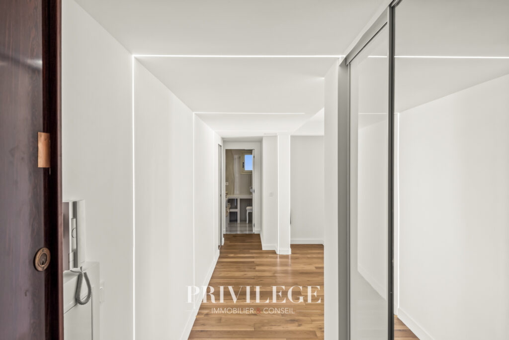 ANTIBES – Spacieux appartement – Vue Mer – 3 pièces – 2 chambres – 83.03 m²