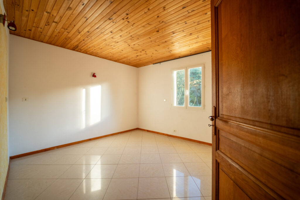 A vendre maison individuelle de 220 m2 à Mazaugues (83) terr – 6 pièces – 5 chambres – 220 m²