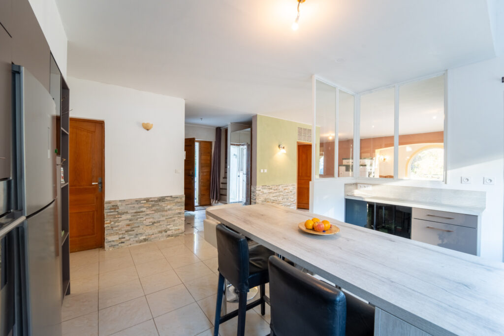 A vendre maison individuelle de 220 m2 à Mazaugues (83) terr – 6 pièces – 5 chambres – 220 m²