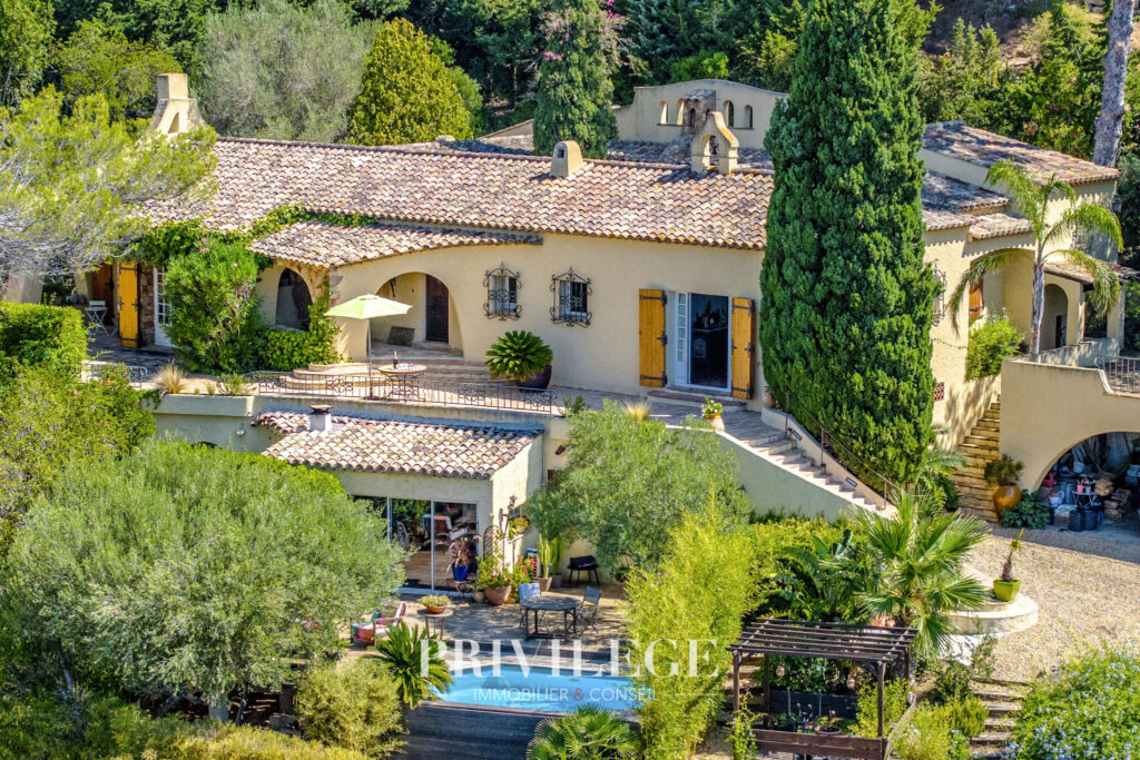 Villa provencale, avec des pierres apparentes, vue mer, quar – 9 pièces – 6 chambres – 300 m²