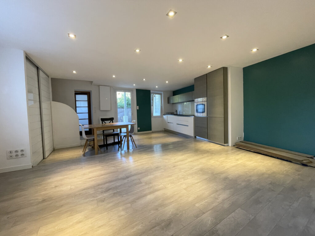 Maison 3 pièces 62 m2 avec terrasse et cour privative  – 3 pièces – 2 chambres – 62 m²