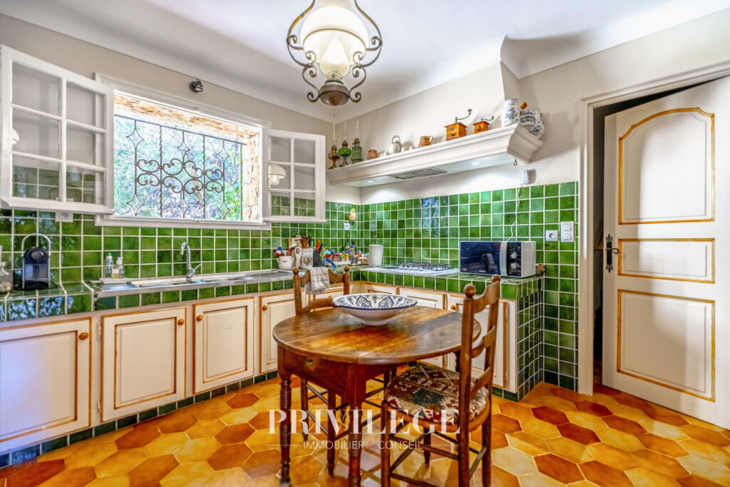 Villa provencale, avec des pierres apparentes, vue mer, quar – 9 pièces – 6 chambres – 300 m²