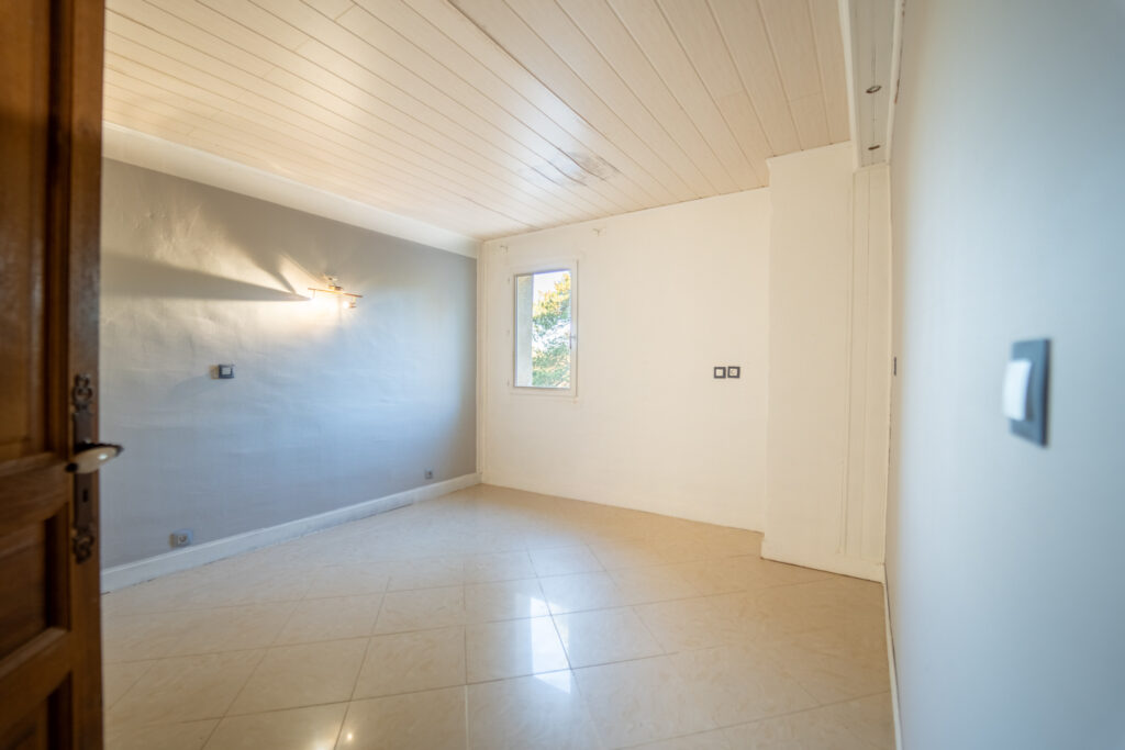 A vendre maison individuelle de 220 m2 à Mazaugues (83) terr – 6 pièces – 5 chambres – 220 m²