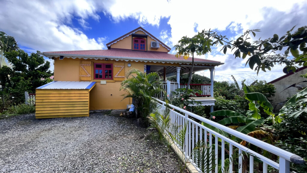 Les Saintes Terre-De-Bas, villa vue mer et piscine. – 4 pièces – 3 chambres – 110.77 m²