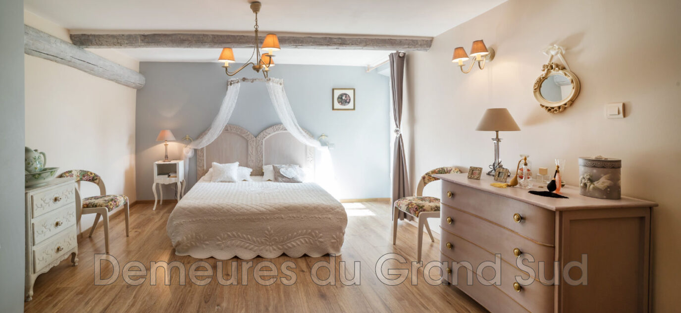 Mas historique au pied du Mont Ventoux – 14 pièces – 9 chambres – 470.00 m²