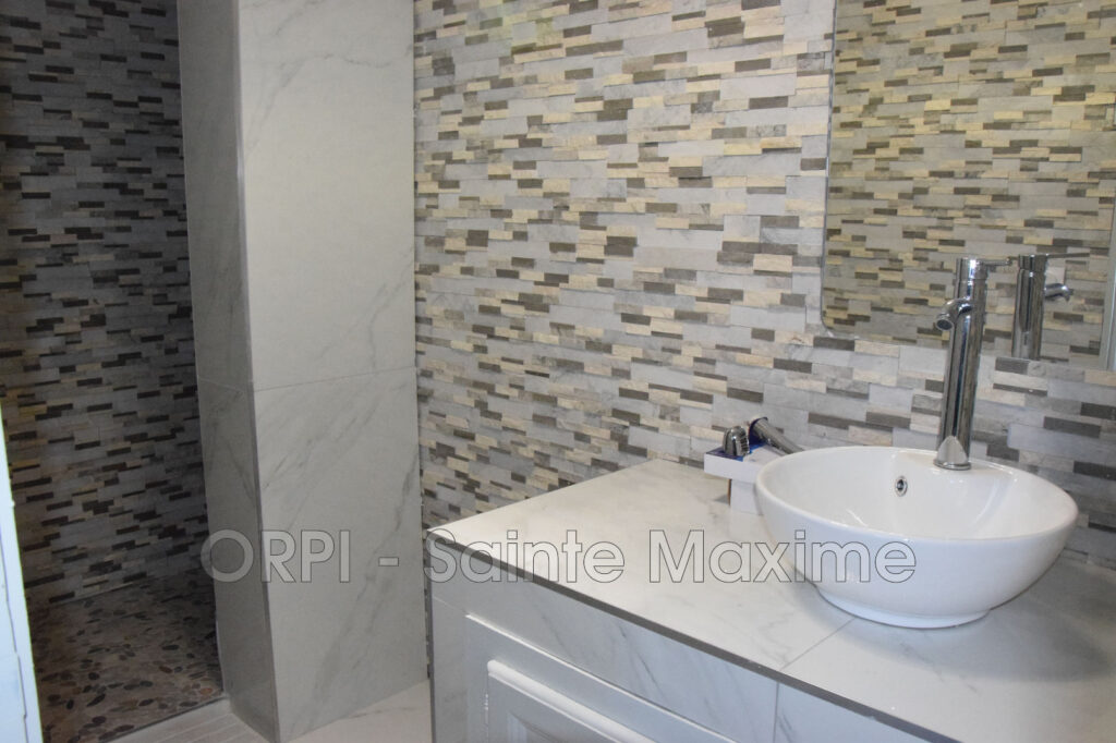 location villa 6 Pièce(s) – 6 pièces – 5 chambres – 250.00 m²