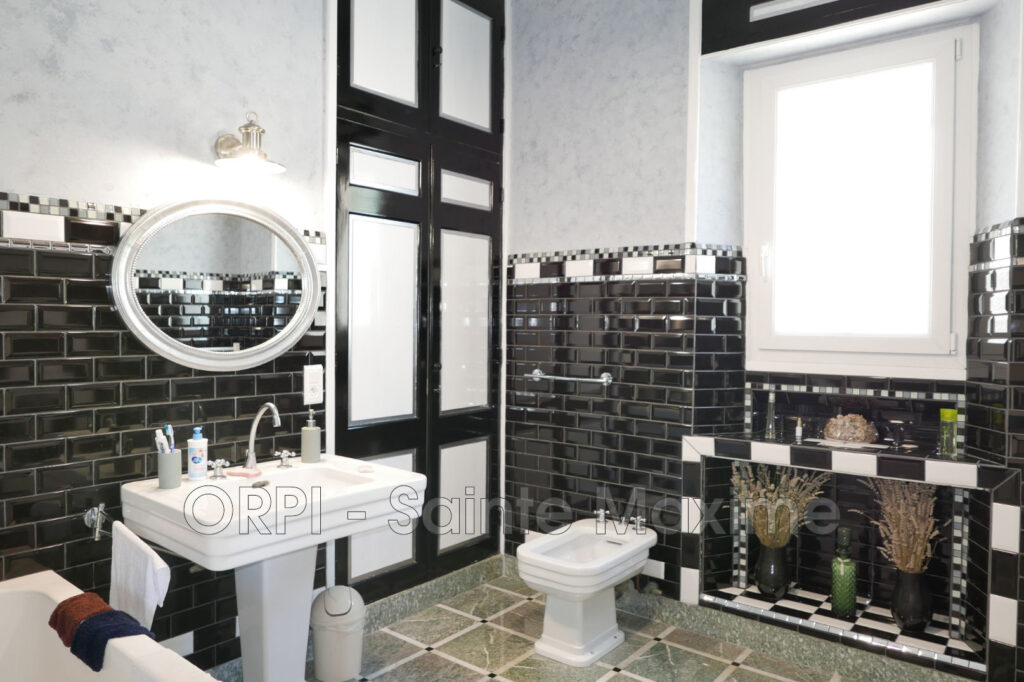 location villa 5 Pièce(s) – 5 pièces – 5 chambres – 296.00 m²