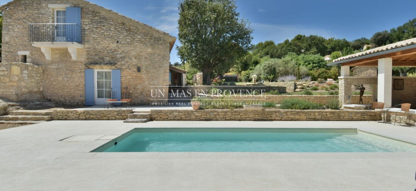 Mas de village haut de gamme restauré avec piscine chauffée et – 7 pièces – 6 chambres – 400.00 m²