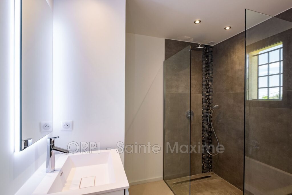 location maison contemporaine 5 Pièce(s) – 5 pièces – 4 chambres – 296.00 m²