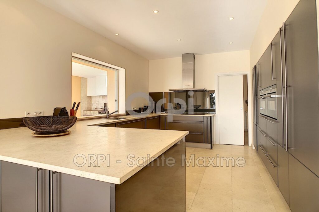 location maison contemporaine 7 Pièce(s) – 7 pièces – 5 chambres – 250.00 m²