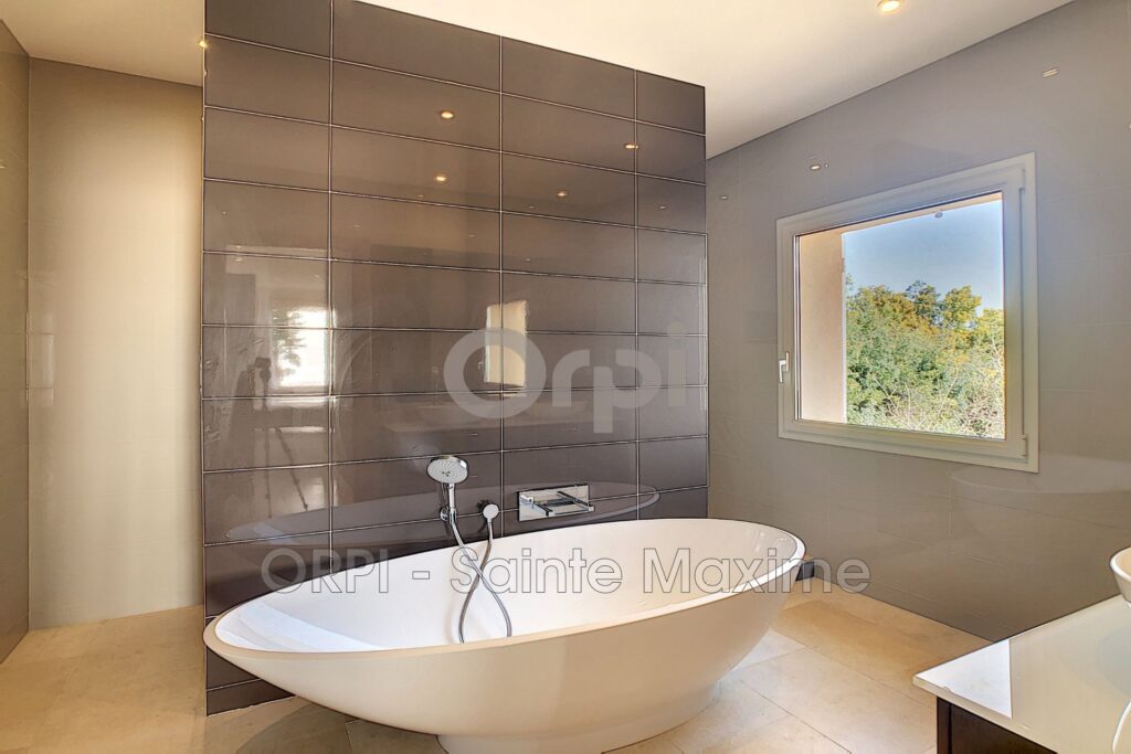 location maison contemporaine 7 Pièce(s) – 7 pièces – 5 chambres – 250.00 m²