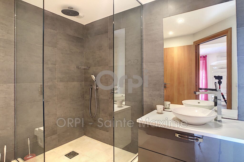 location maison contemporaine 7 Pièce(s) – 7 pièces – 5 chambres – 250.00 m²