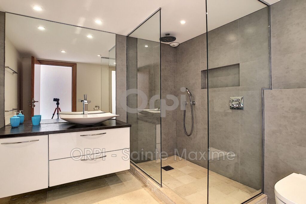 location maison contemporaine 7 Pièce(s) – 7 pièces – 5 chambres – 250.00 m²