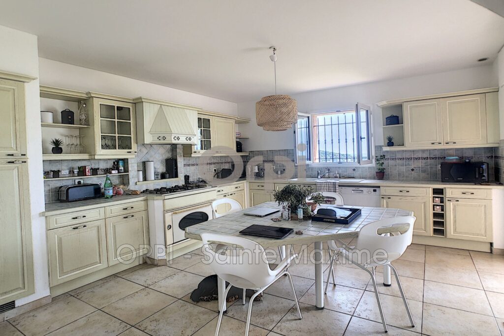 location villa provençale 6 Pièce(s) – 6 pièces – 5 chambres – 220.00 m²