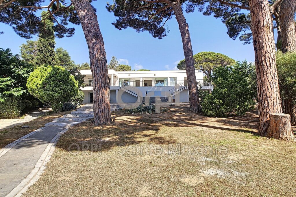 location villa 8 Pièce(s) – 8 pièces – 6 chambres – 400.00 m²