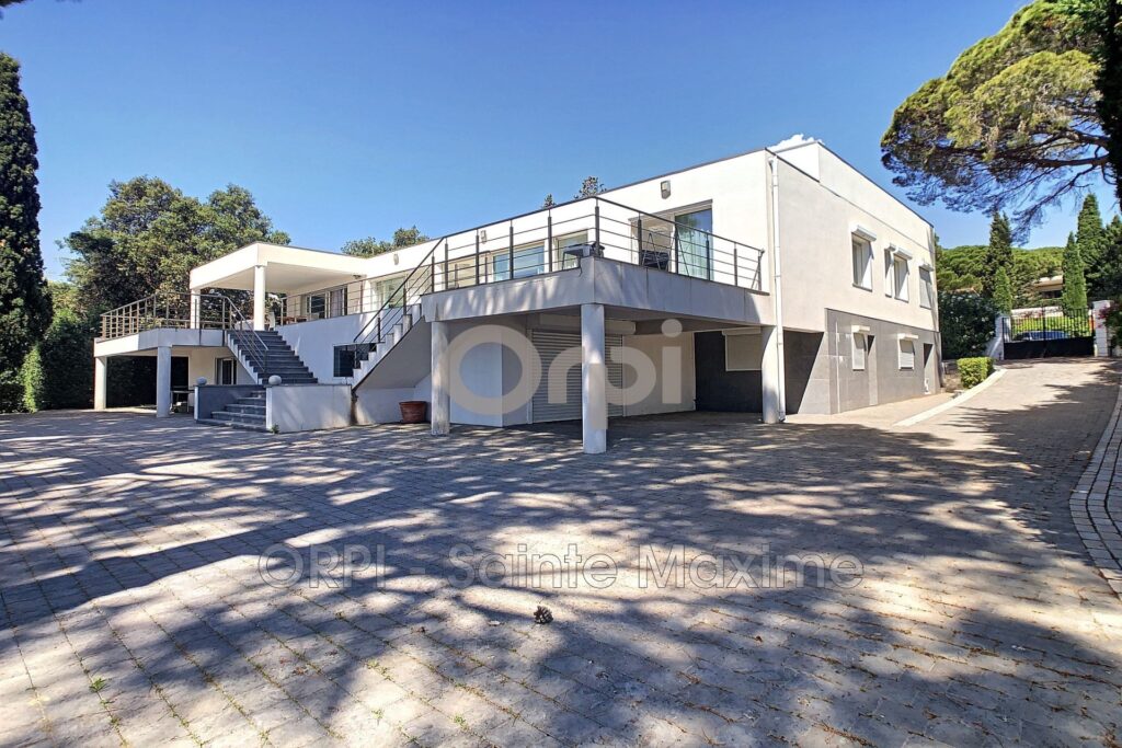 location villa 8 Pièce(s) – 8 pièces – 6 chambres – 400.00 m²