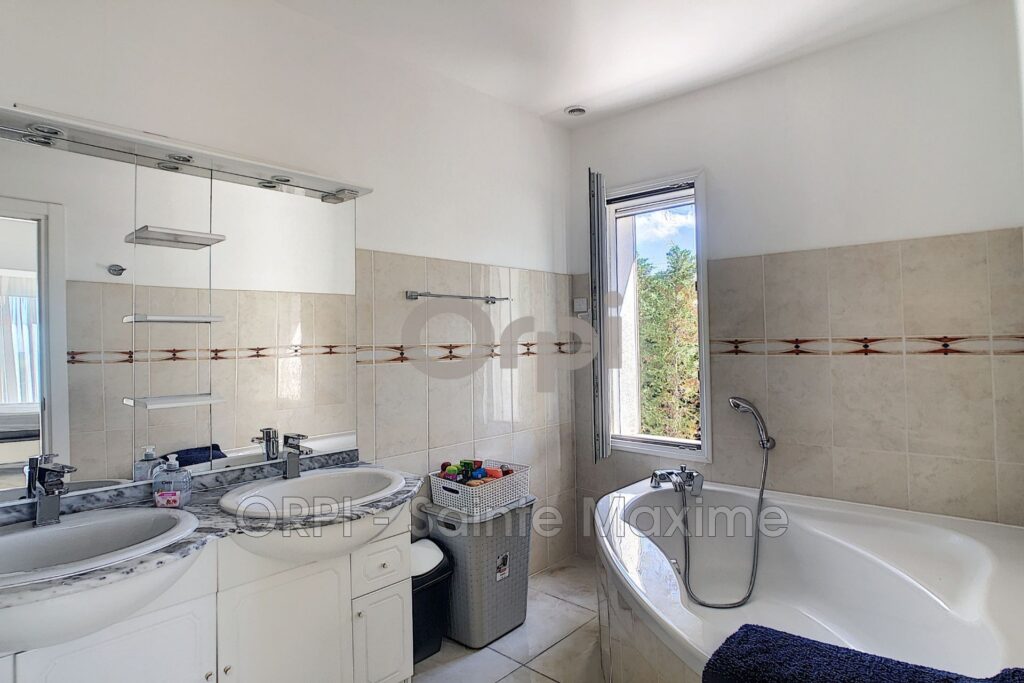 location villa 8 Pièce(s) – 8 pièces – 6 chambres – 400.00 m²