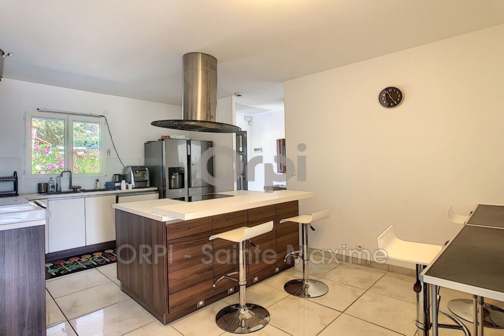 location villa 8 Pièce(s) – 8 pièces – 6 chambres – 400.00 m²