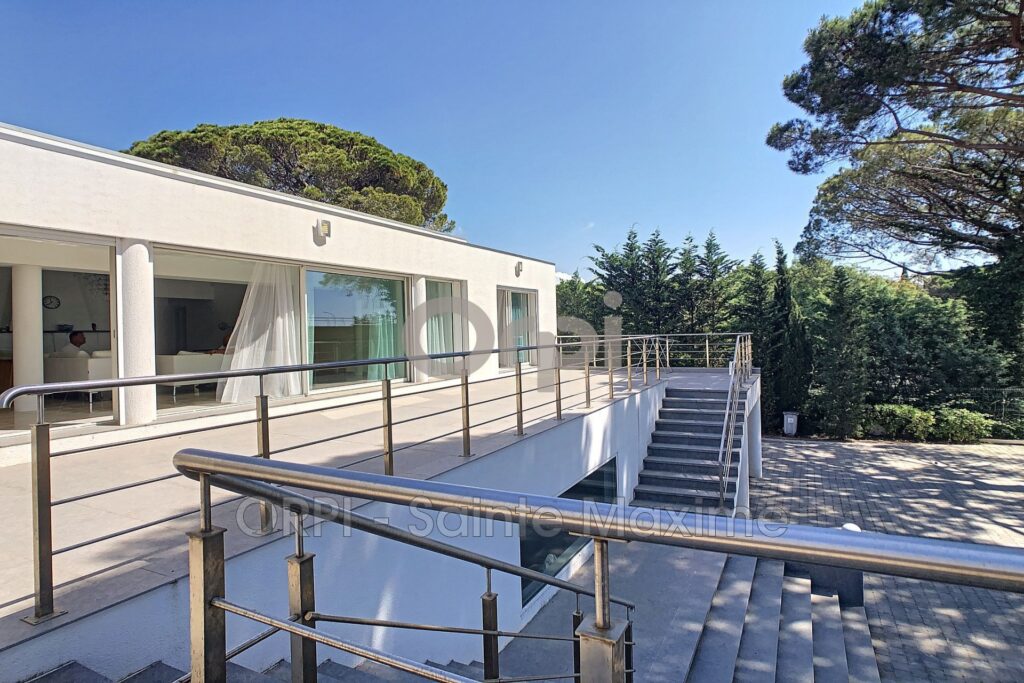 location villa 8 Pièce(s) – 8 pièces – 6 chambres – 400.00 m²