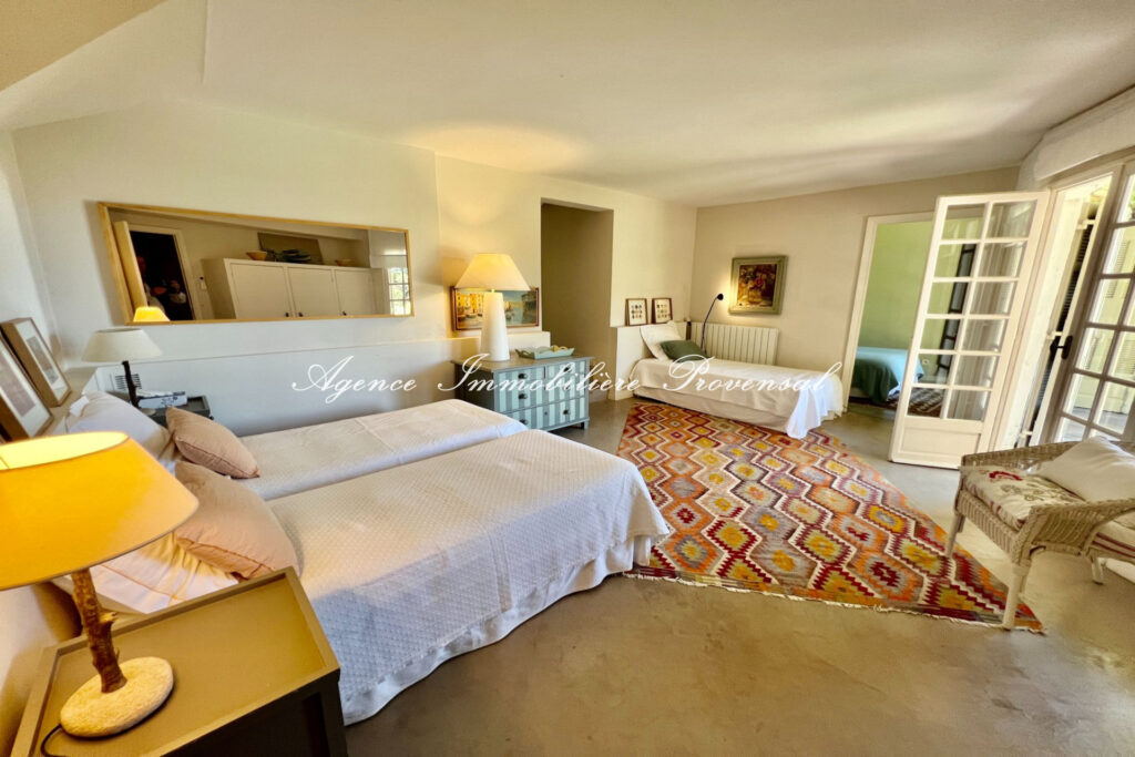 location villa 7 Pièce(s) – 7 pièces – 6 chambres – 270.00 m²