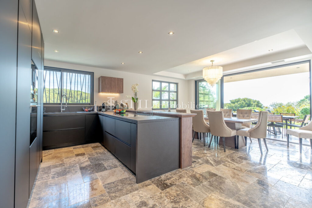 location villa 6 Pièce(s) – 6 pièces – 5 chambres – 290.00 m²