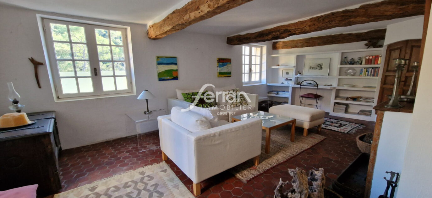 À vendre à Entrecasteaux une partie de maison de village avec  – 10 pièces – 6 chambres – 271.00 m²