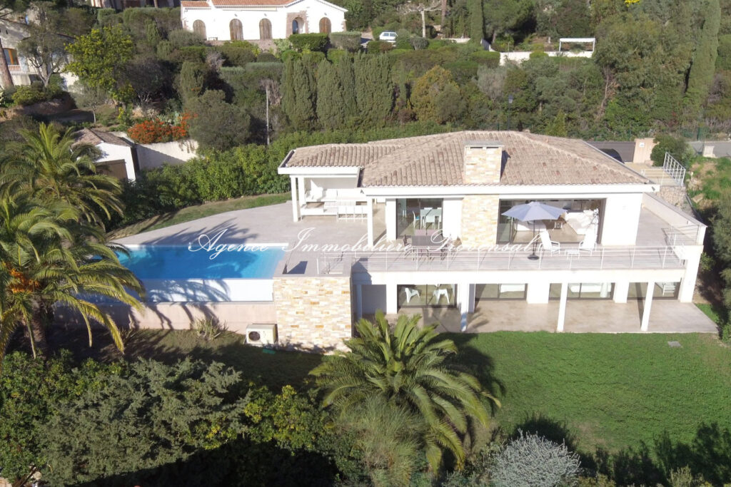 location villa 5 Pièce(s) – 5 pièces – 4 chambres – 200.00 m²