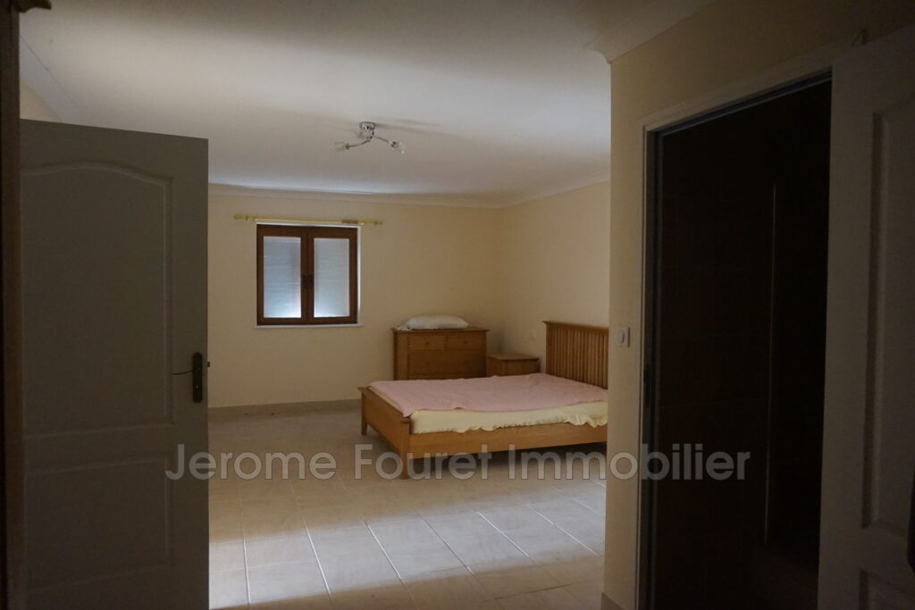 Secteur LAPLEAU Ensemble de 2 bâtiments avec vue dégagée sur l – 6 pièces – 4 chambres – 900.00 m²