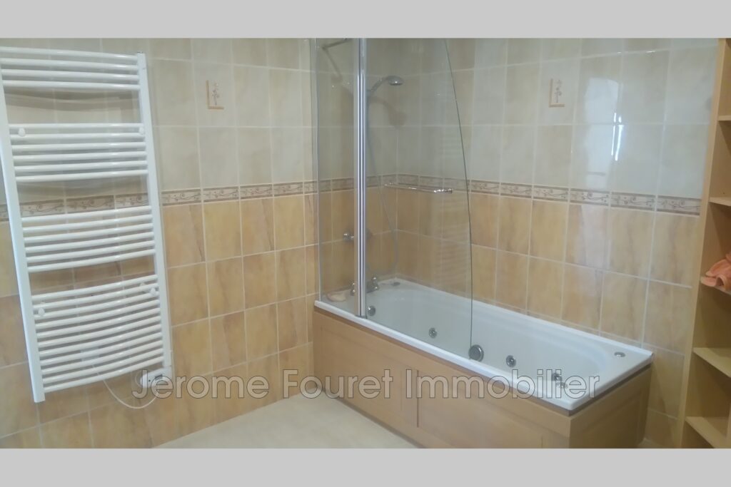 Secteur LAPLEAU Ensemble de 2 bâtiments avec vue dégagée sur l – 6 pièces – 4 chambres – 900.00 m²