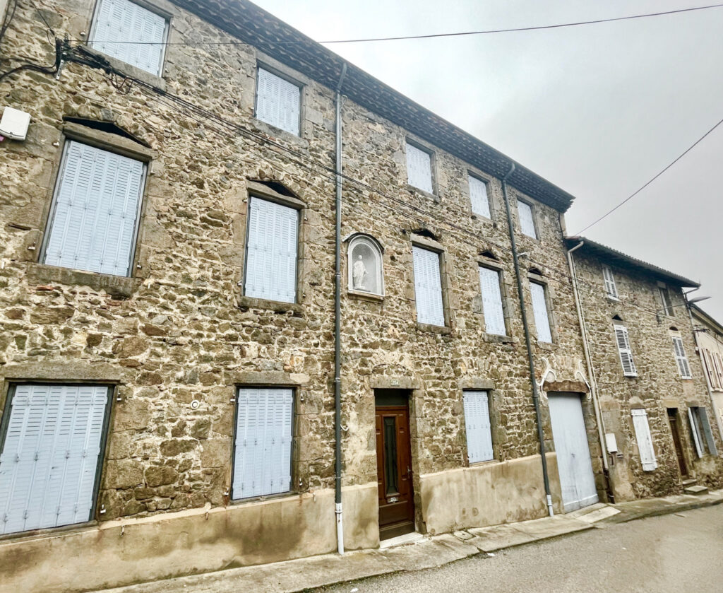 BATISSE EN PIERRE A SERRIERES – 16 pièces – 12 chambres – 333 m²