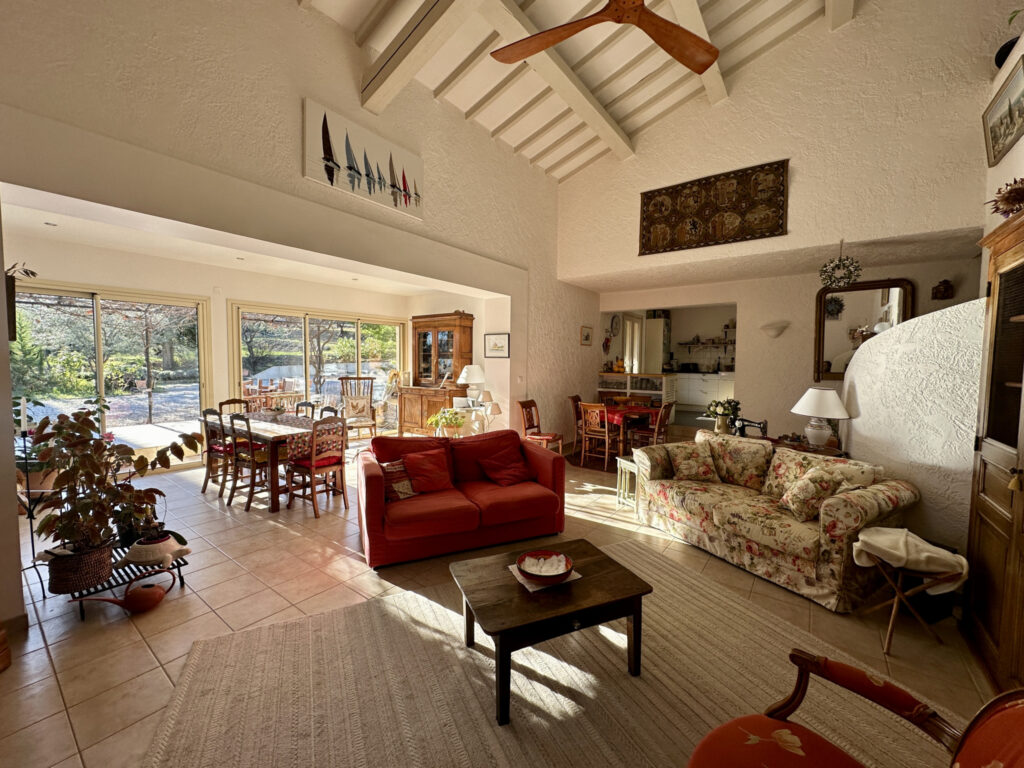 Spacieuse villa dans un cadre enchanteur !! – 8 pièces – 6 chambres – 195 m²