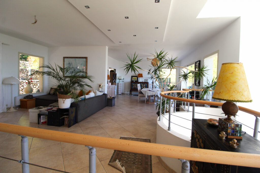 Superbe villa dans le plus beau quartier résidentiel de Roqu – 5 pièces – 4 chambres – 210 m²